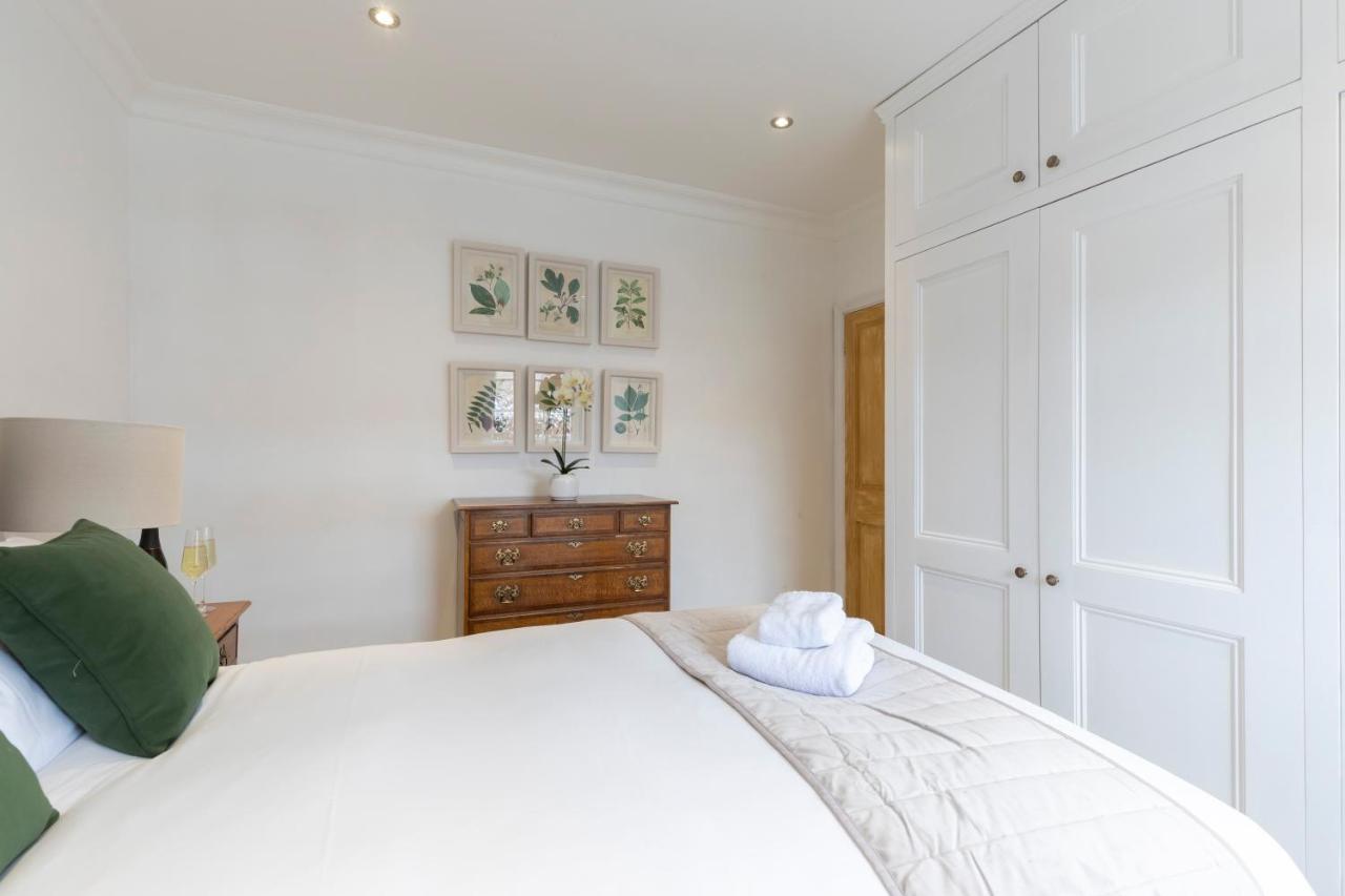 Beautiful 4 Bedroom Home Cheltenham Exterior photo